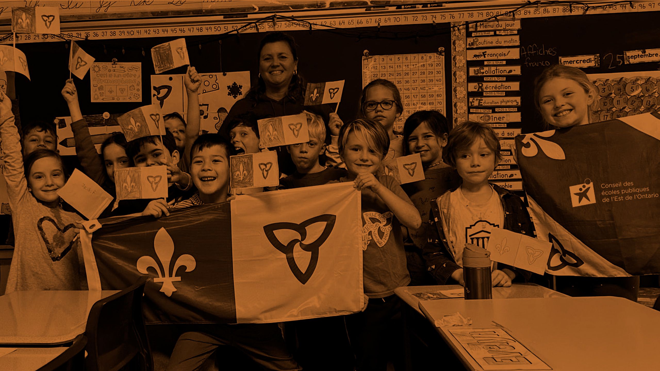 Étudiants arborants le drapeau Franco-Ontarien