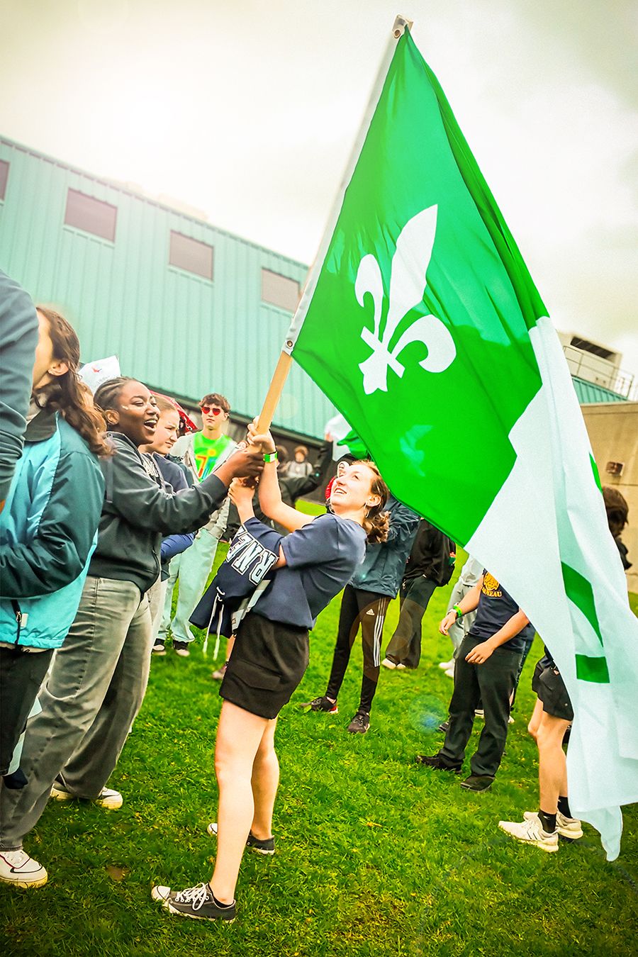 Étudiantes avec le drapeau du 50e anniversaires des Franco-Ontariens