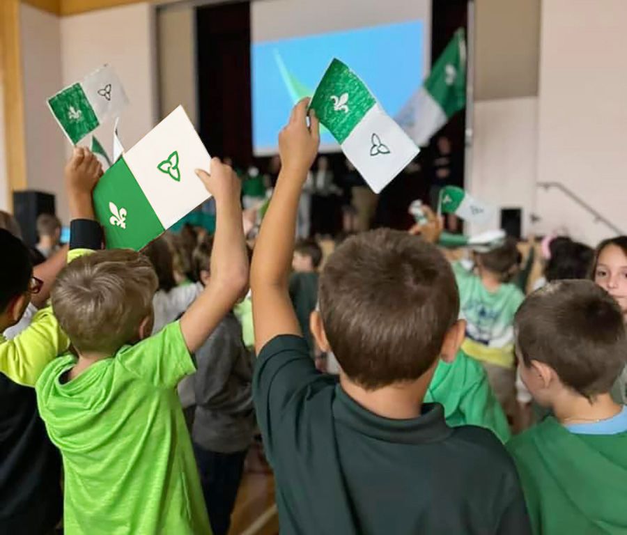 Jeunes étudiants assitants à une conférence à propos de la journée des francos-ontariens
