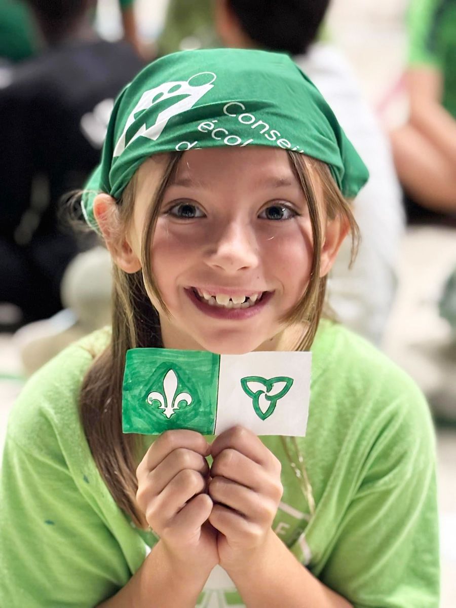 Jeune étudiante arborante un petit drapeau franco-ontarien fabriquée de ses mains