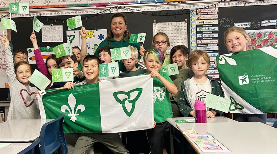 Jeunes étudiants arborants le drapeau franco-ontarien