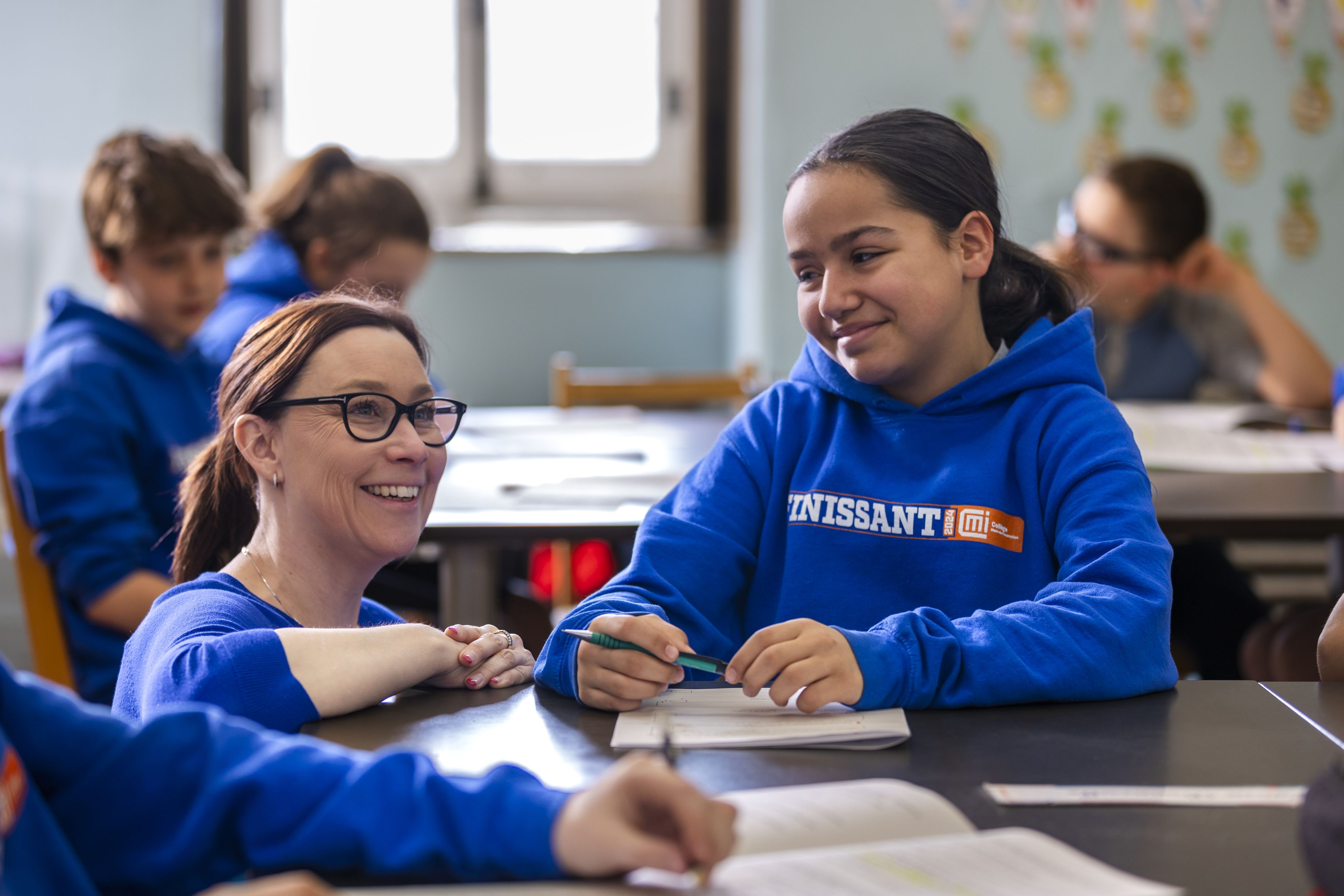 Photo d'un professeurs et ses étudiants