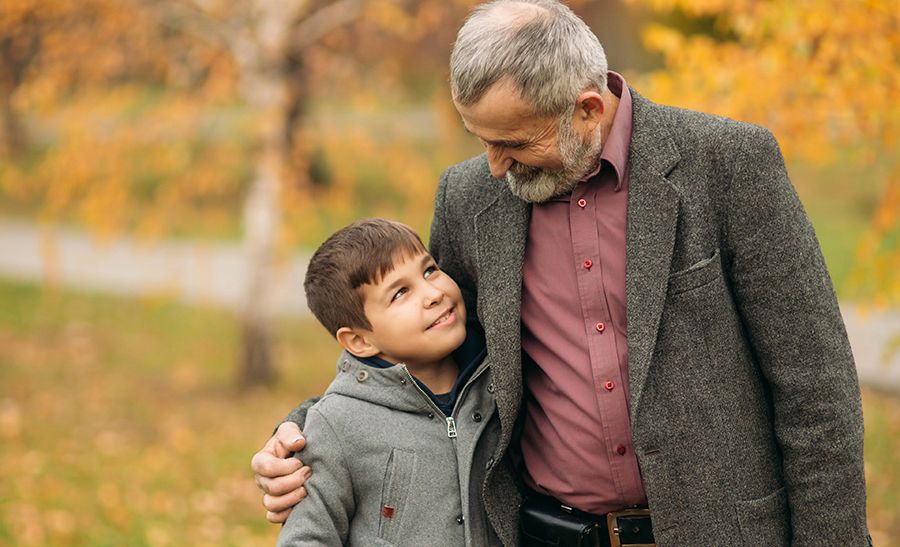 Un grand-père avec son petit-fils