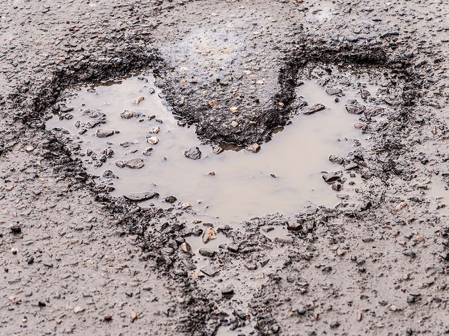 Photo d'un trou sur la chaussée « nid de poule»