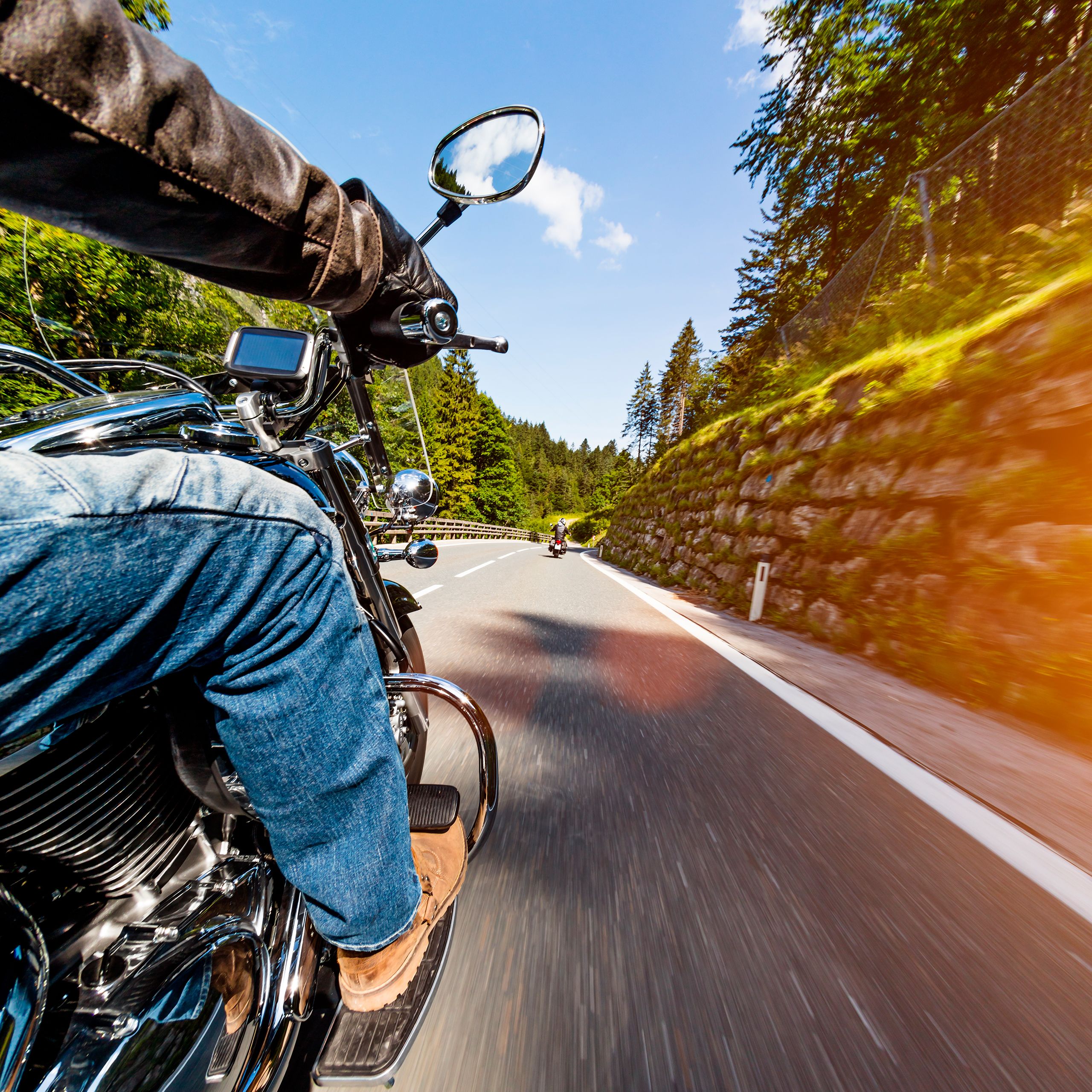Personnes roulant en moto