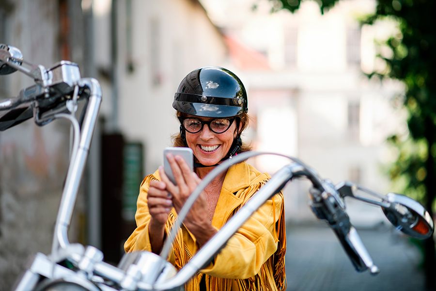 Motocycliste vérifiant la météo avant son départ