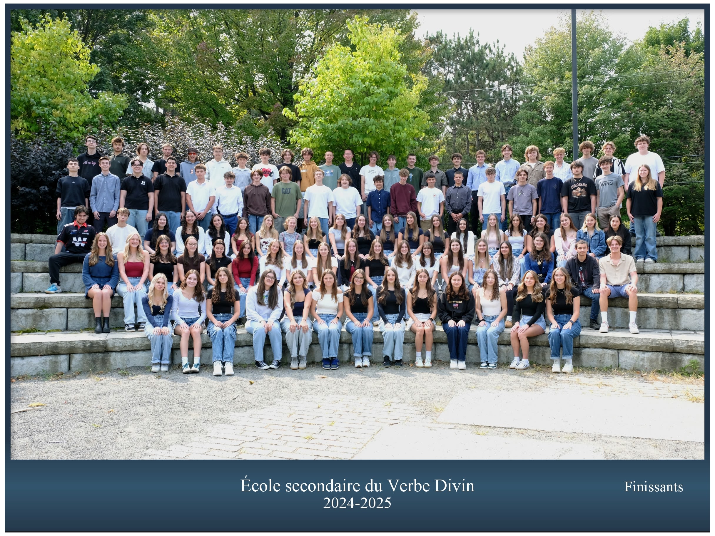Photo des finissants et finissantes regroupés à l'extérieur