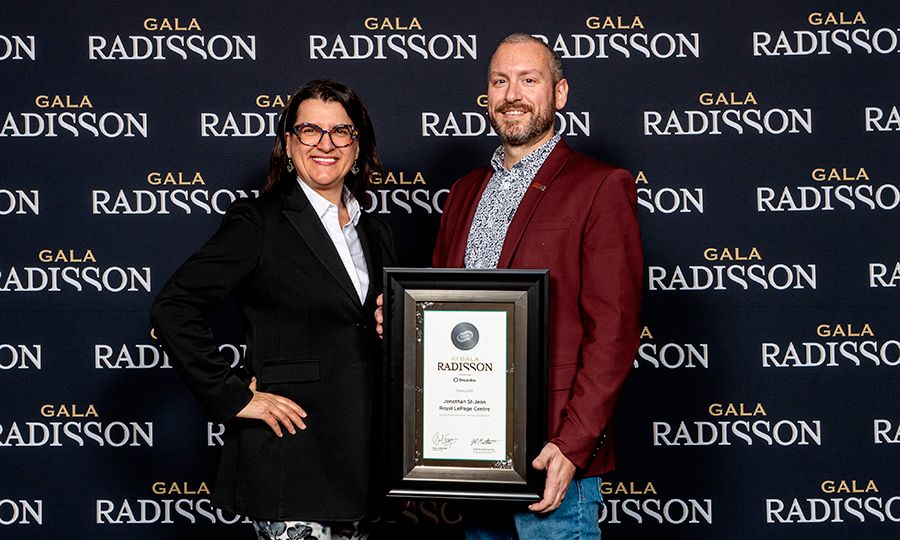 Jonathan St-Jean, propriétaire et courtier immobilier (absent sur la photo) représenté par Roxan Turcotte, courtier immobilier.