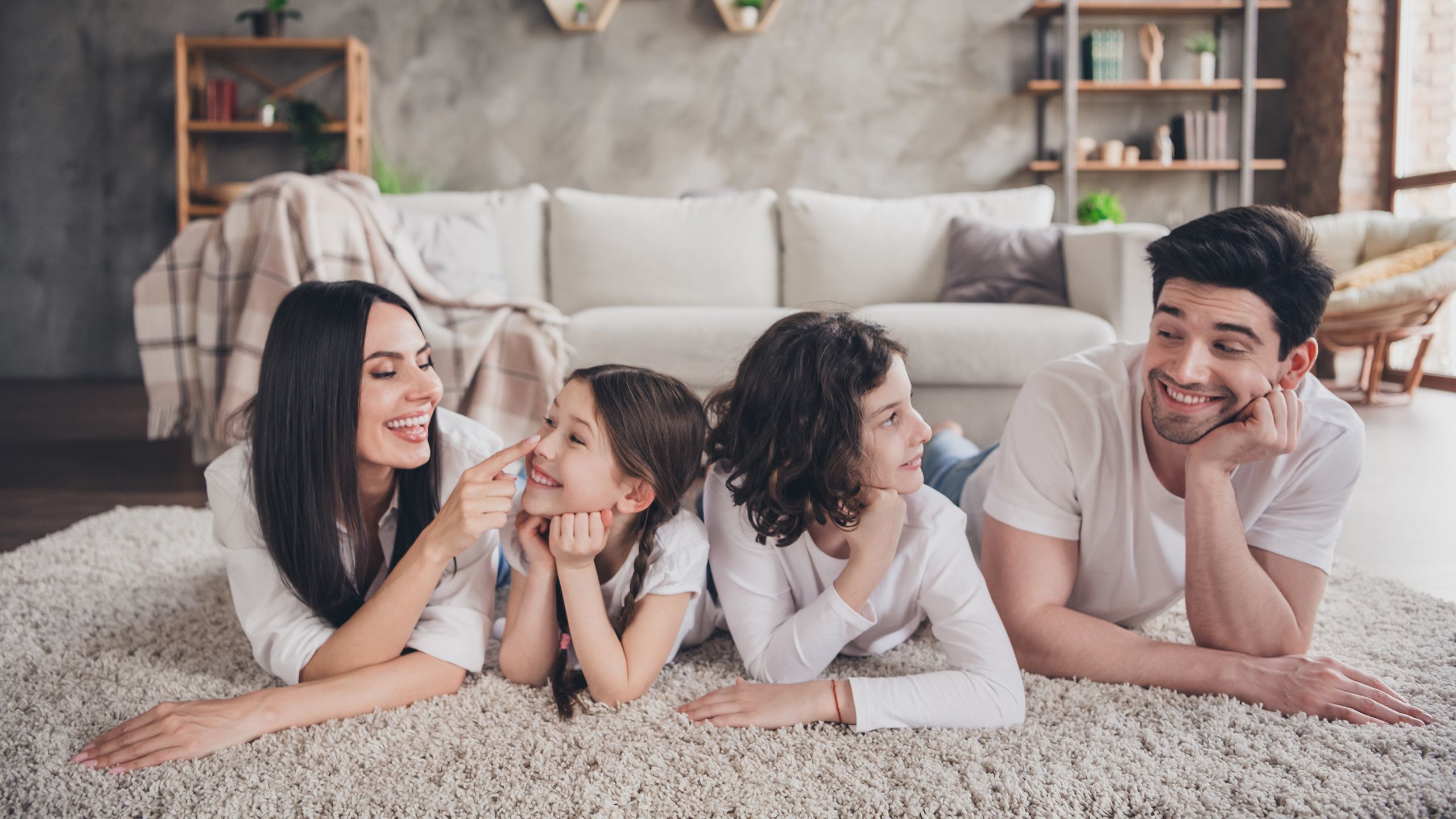 Image d'une famille souriante dans le confort de leur salon