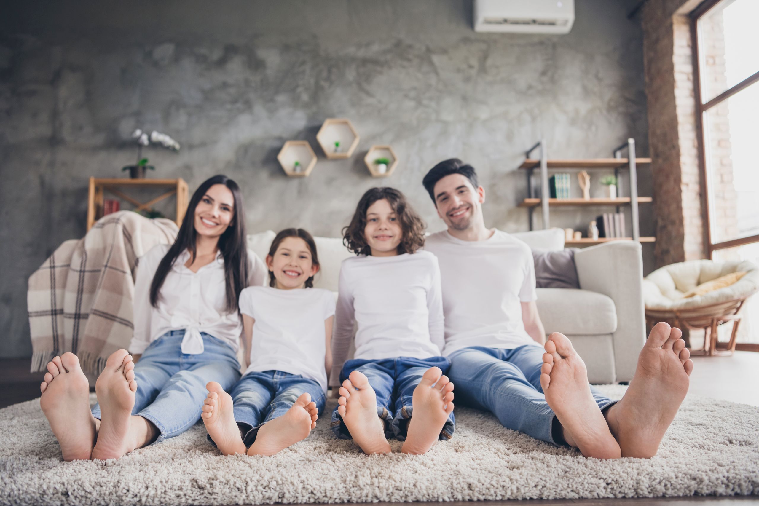 Image famille souriante dans leur salon