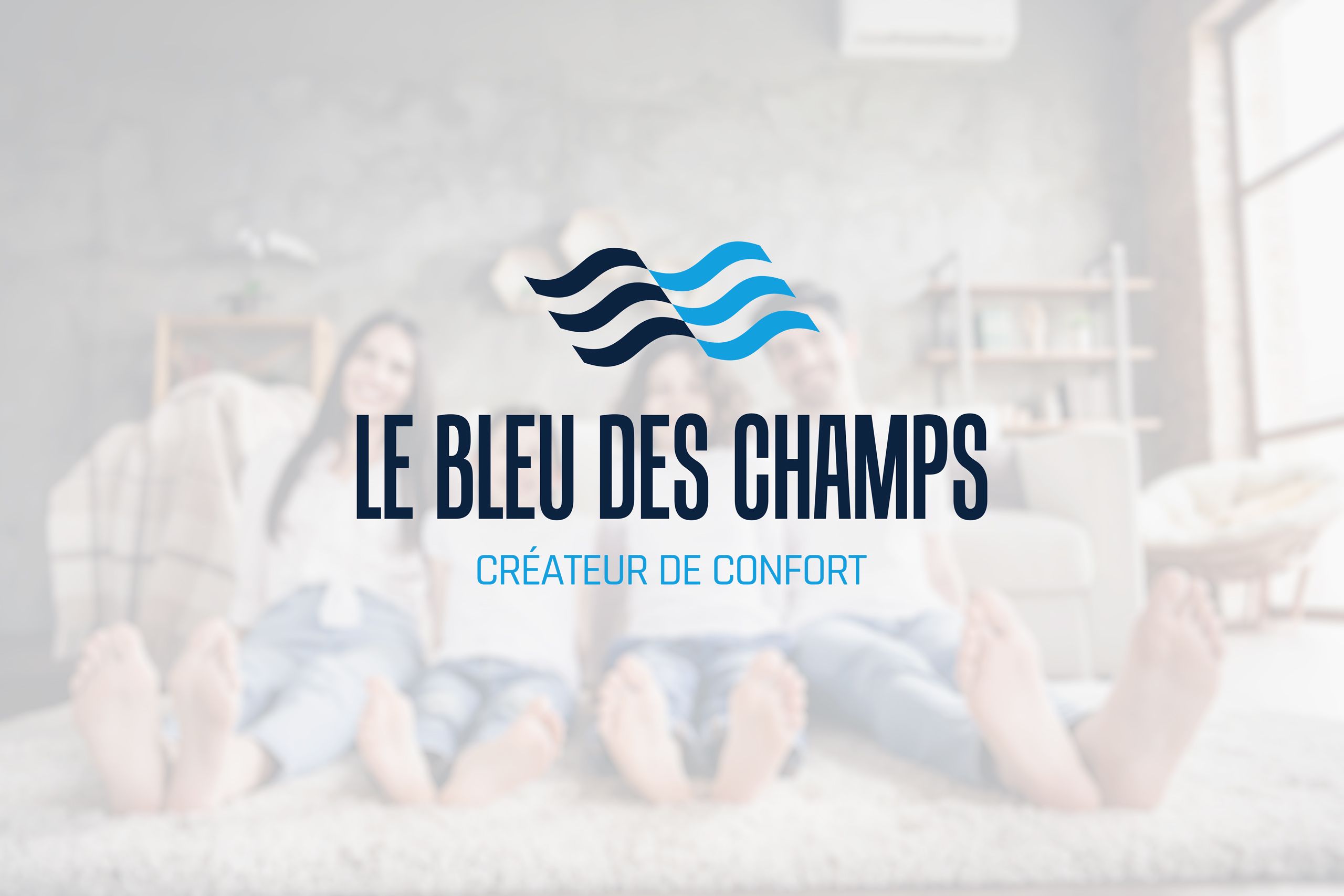 Image famille souriante dans leur salon