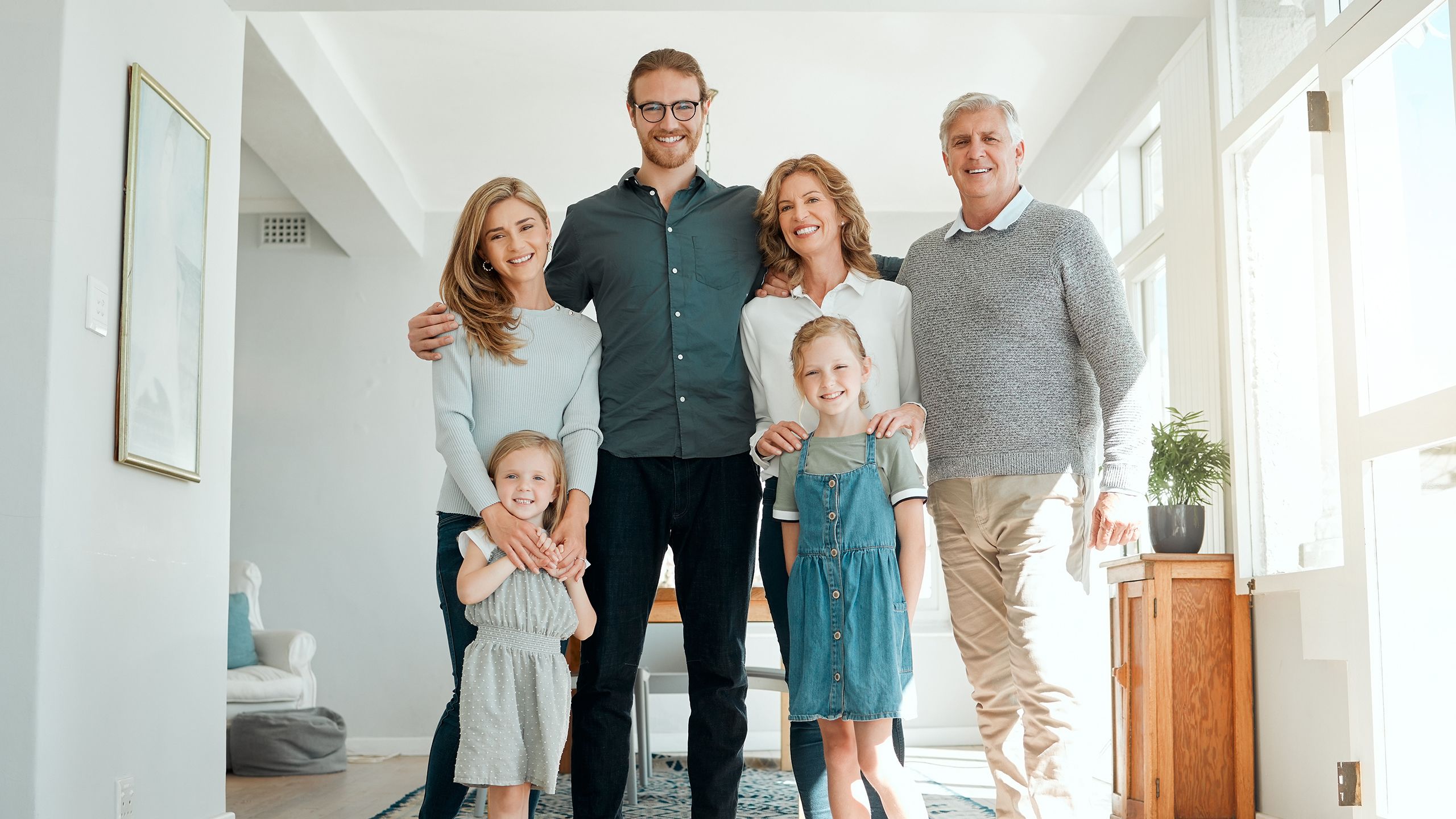Photo de famille heureuse, trois générations
