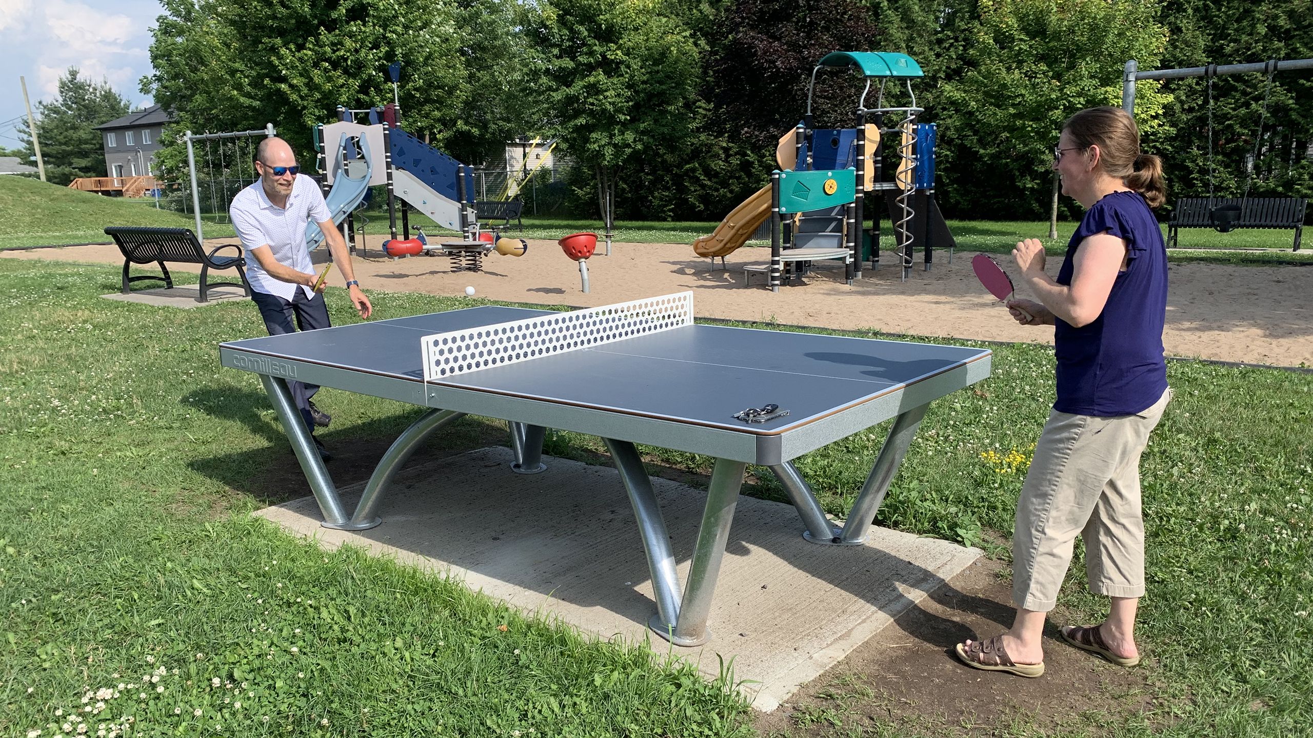 Personnes jouant au ping-pong dans un parc