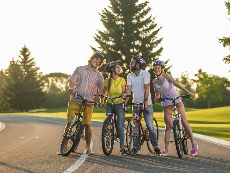 Adolescents à vélo