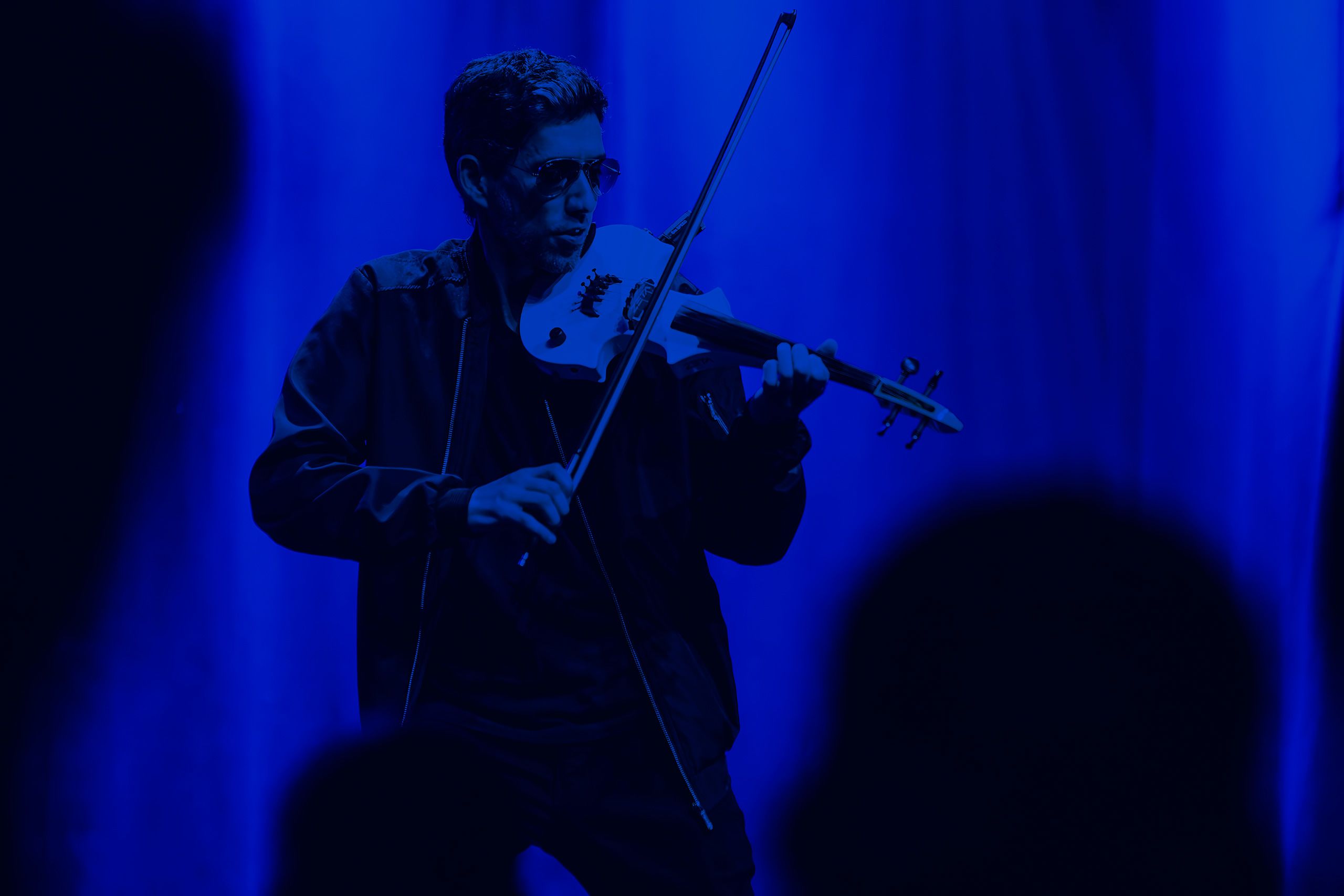 Homme jouant du violon