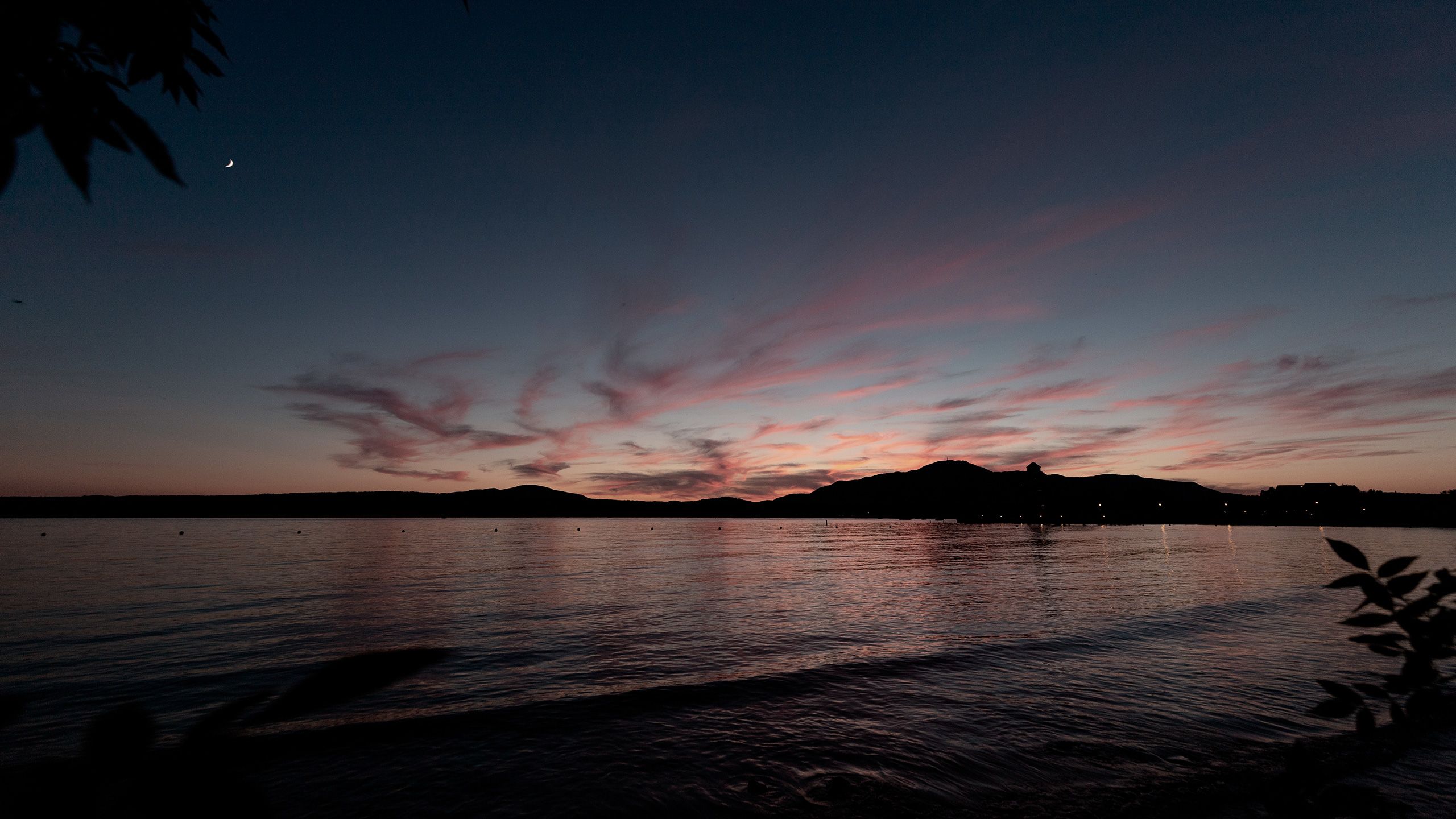 Photo d'un paysage de Magog à la nuit tombante