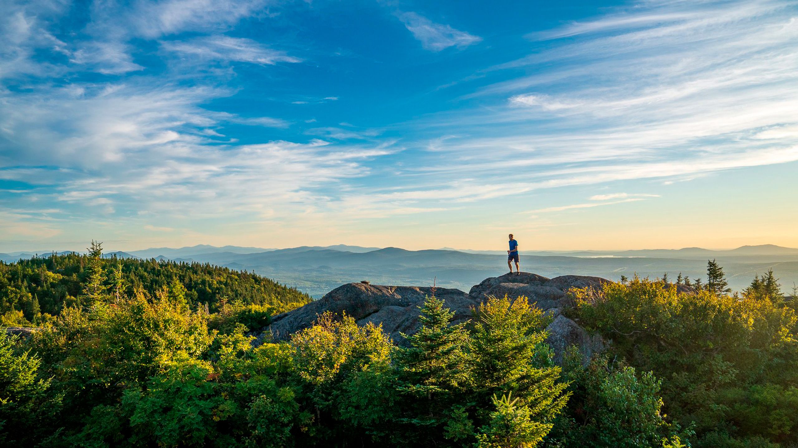 Homme faisant son jogging sur une montagne