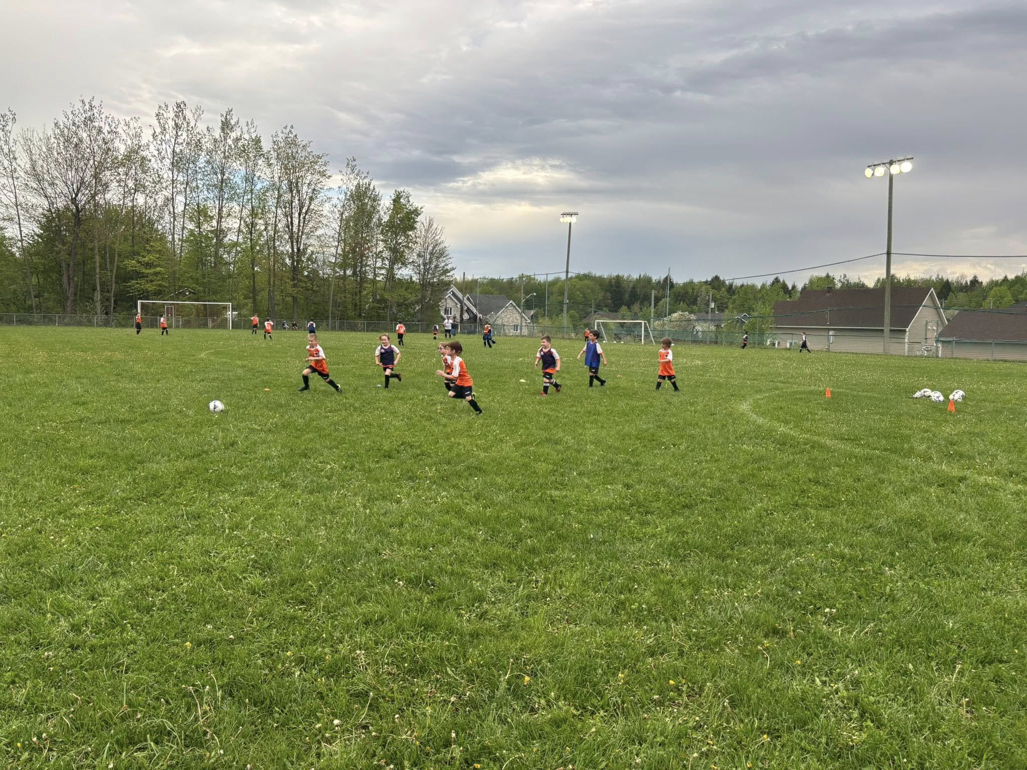 Enfants jouants sur un terrain de soccer