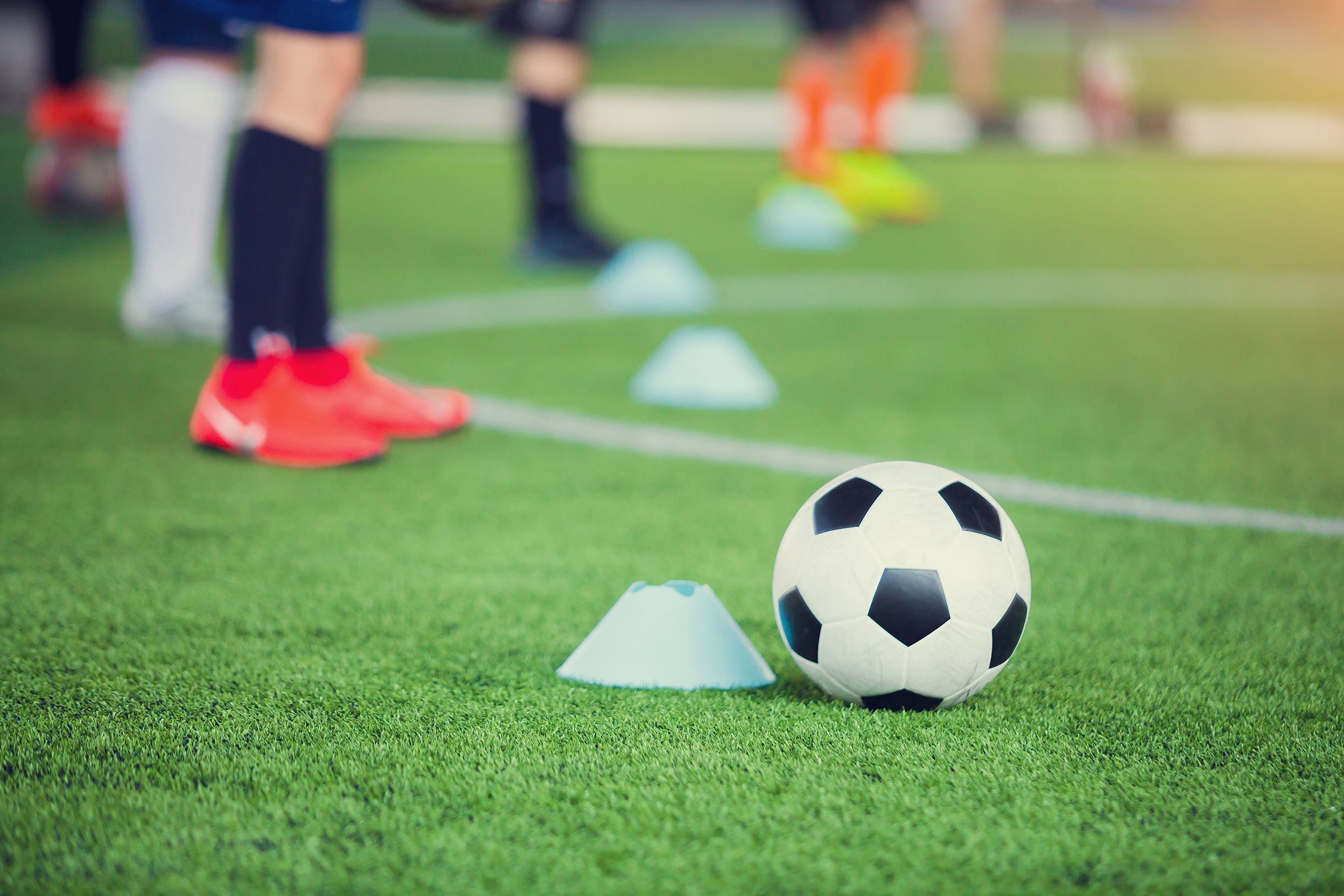 Ballon de soccer et cônes de pratique terrain de soccer