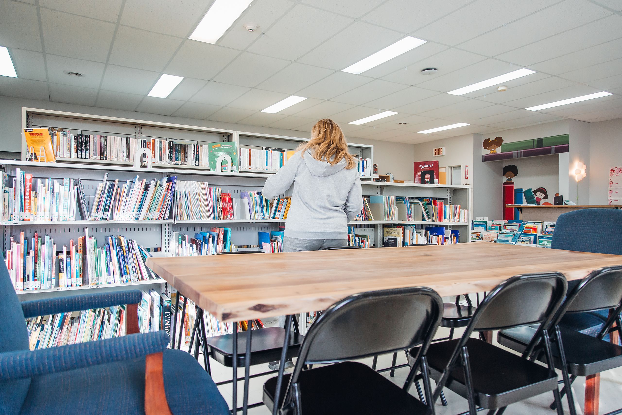 Bibliothécaire qui place les livres sur les étagères
