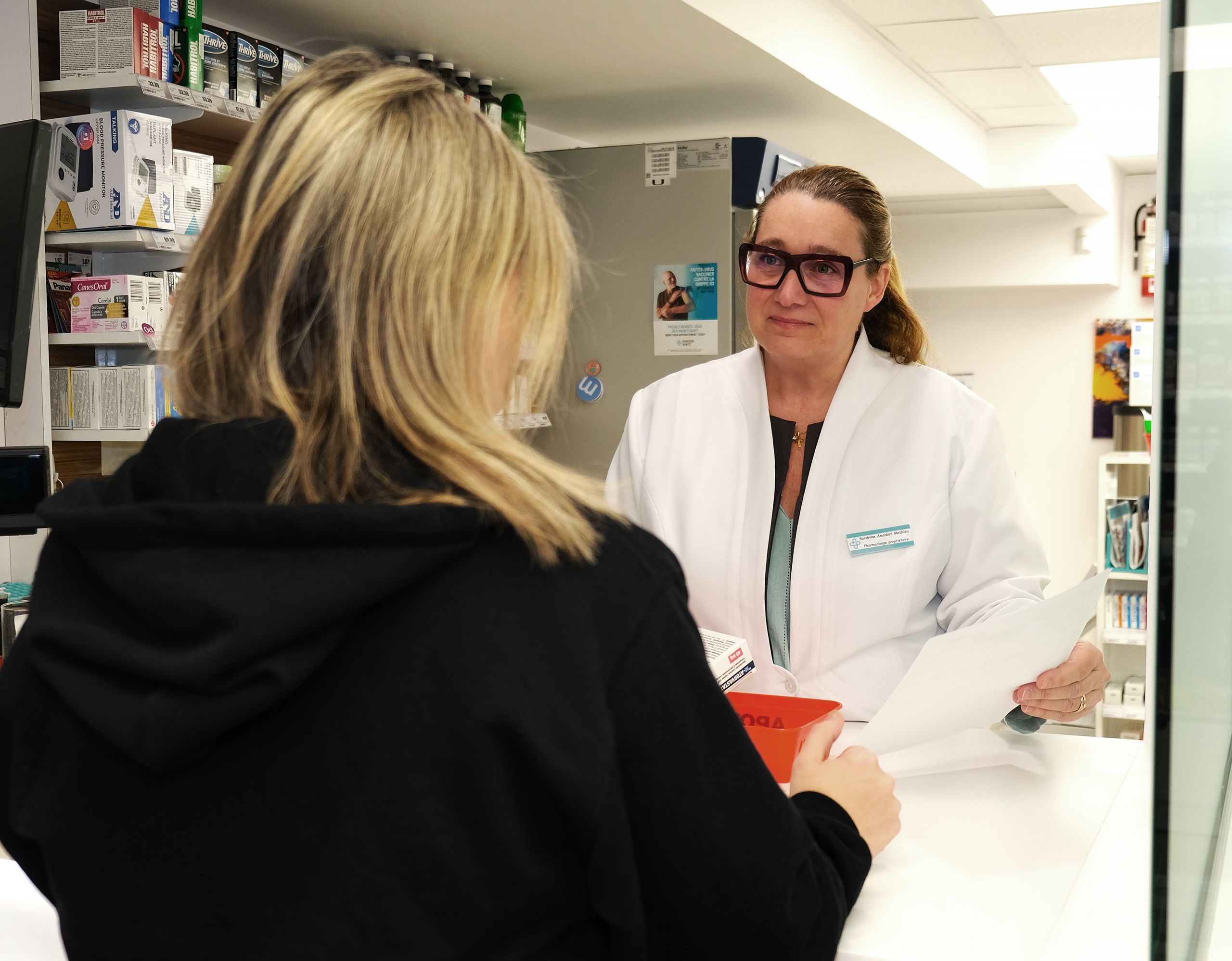 Sandrine Amadori Mathieu servant une cliente