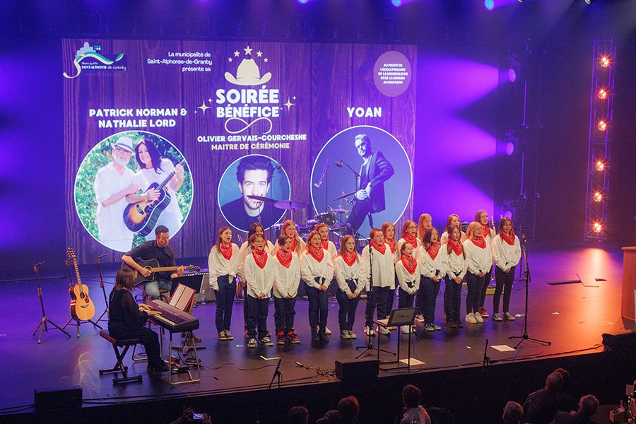 Photo spectacle de la soirée bénéfice au profit de l’école primaire La Moisson-d’Or et la maison de soins palliatifs Au Diapason
