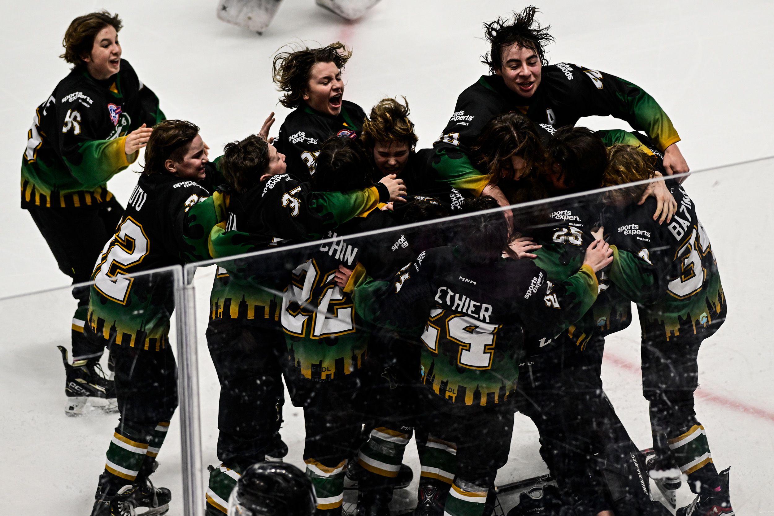 Célébrations de l'équipe du Vert & Noir de Saint-Hyacinthe après avoir remporté le Tournoi international pee-wee de QUébec (M13 AA-Élite)