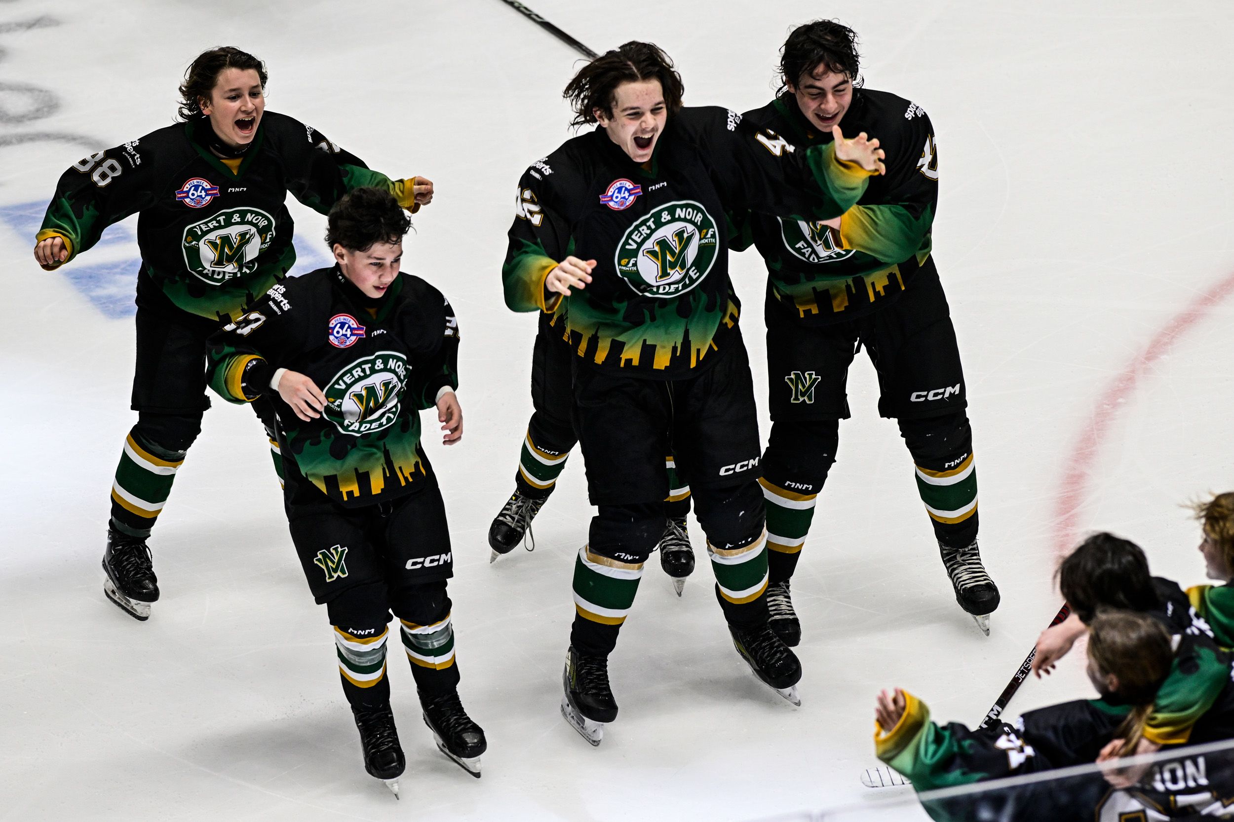Célébrations de l'équipe du Vert & Noir de Saint-Hyacinthe après avoir remporté le Tournoi international pee-wee de QUébec (M13 AA-Élite)