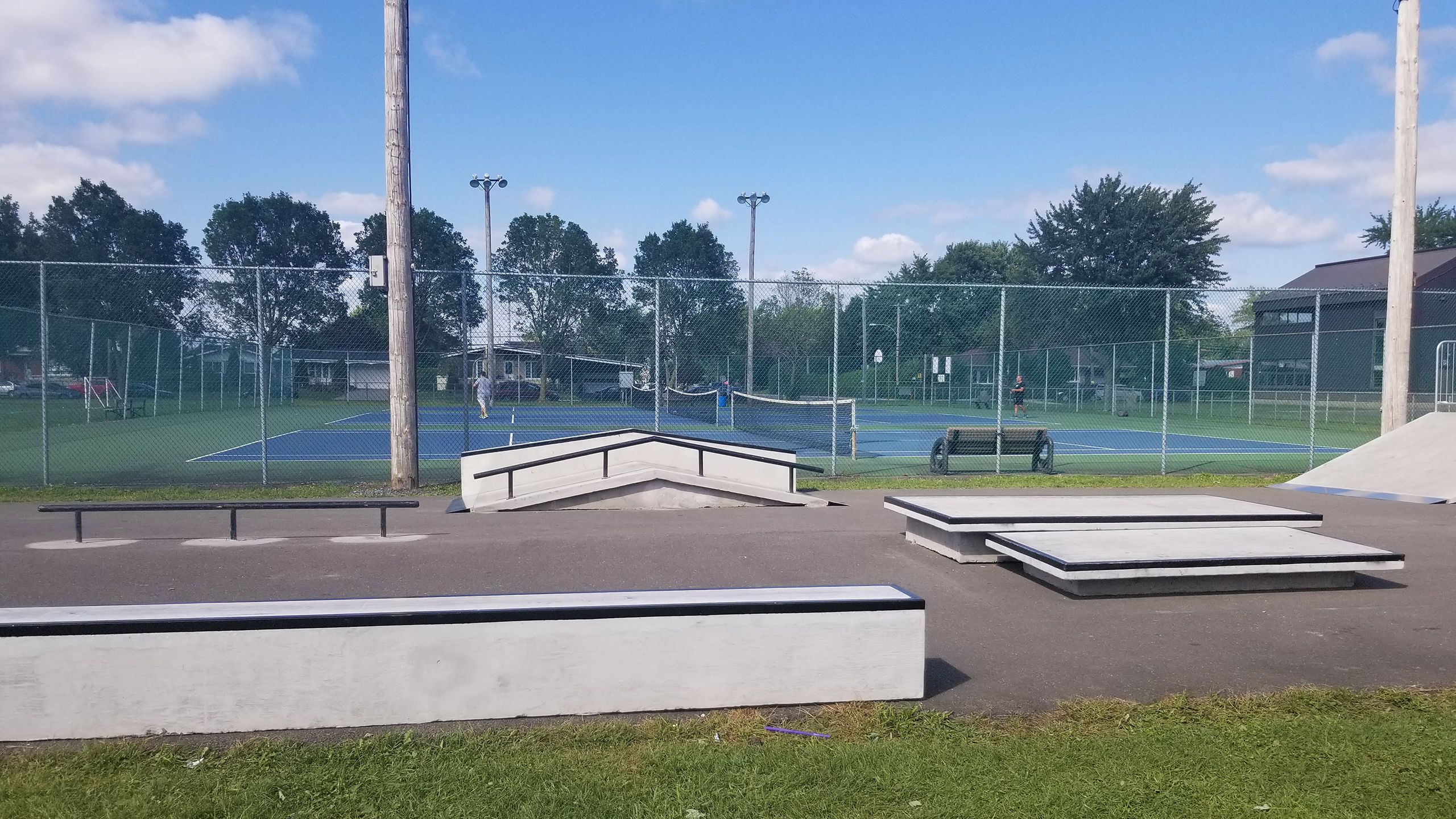 Terrain de tennis et skate parl