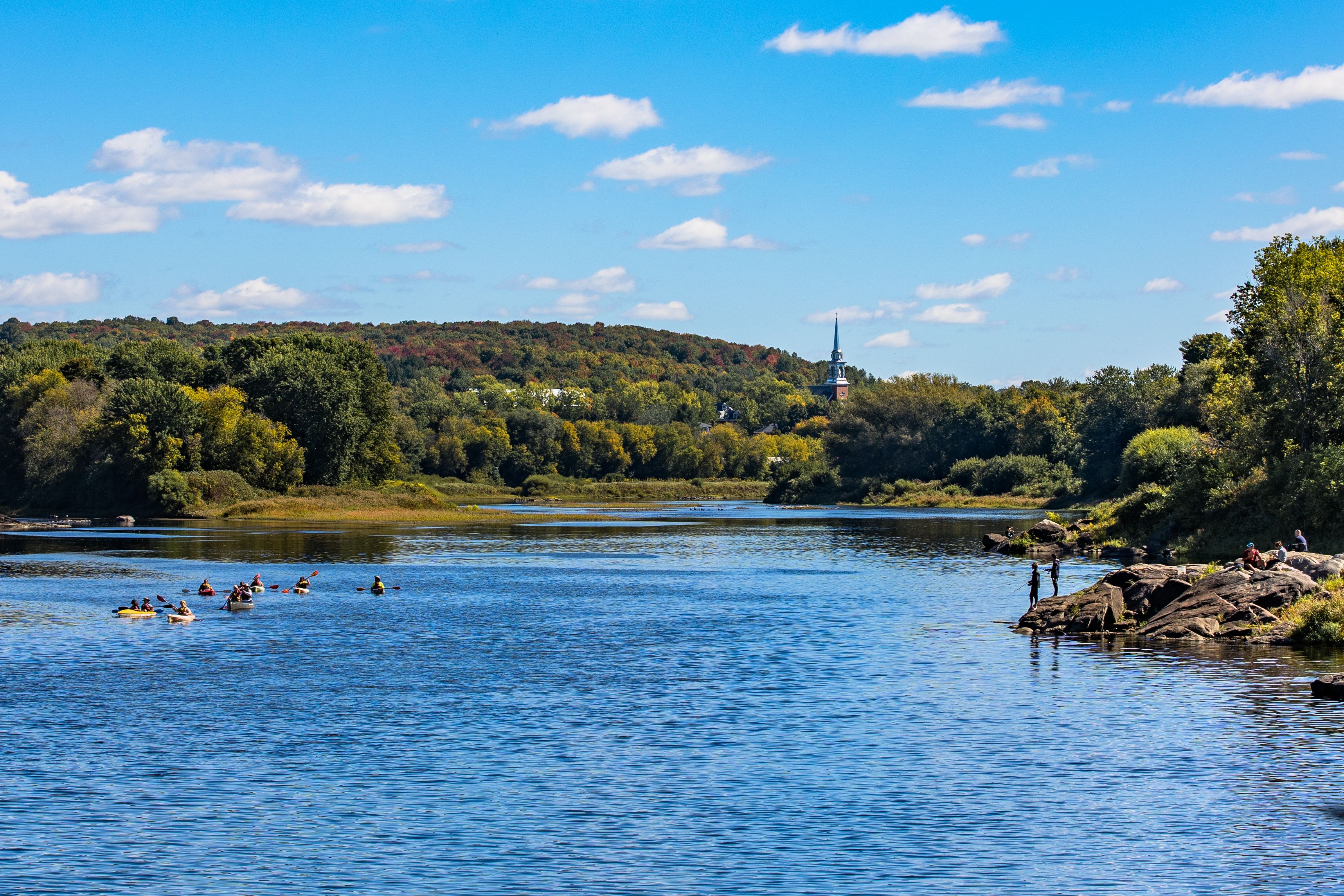 Photo d'une personne en paddle board sur la rivière Magog